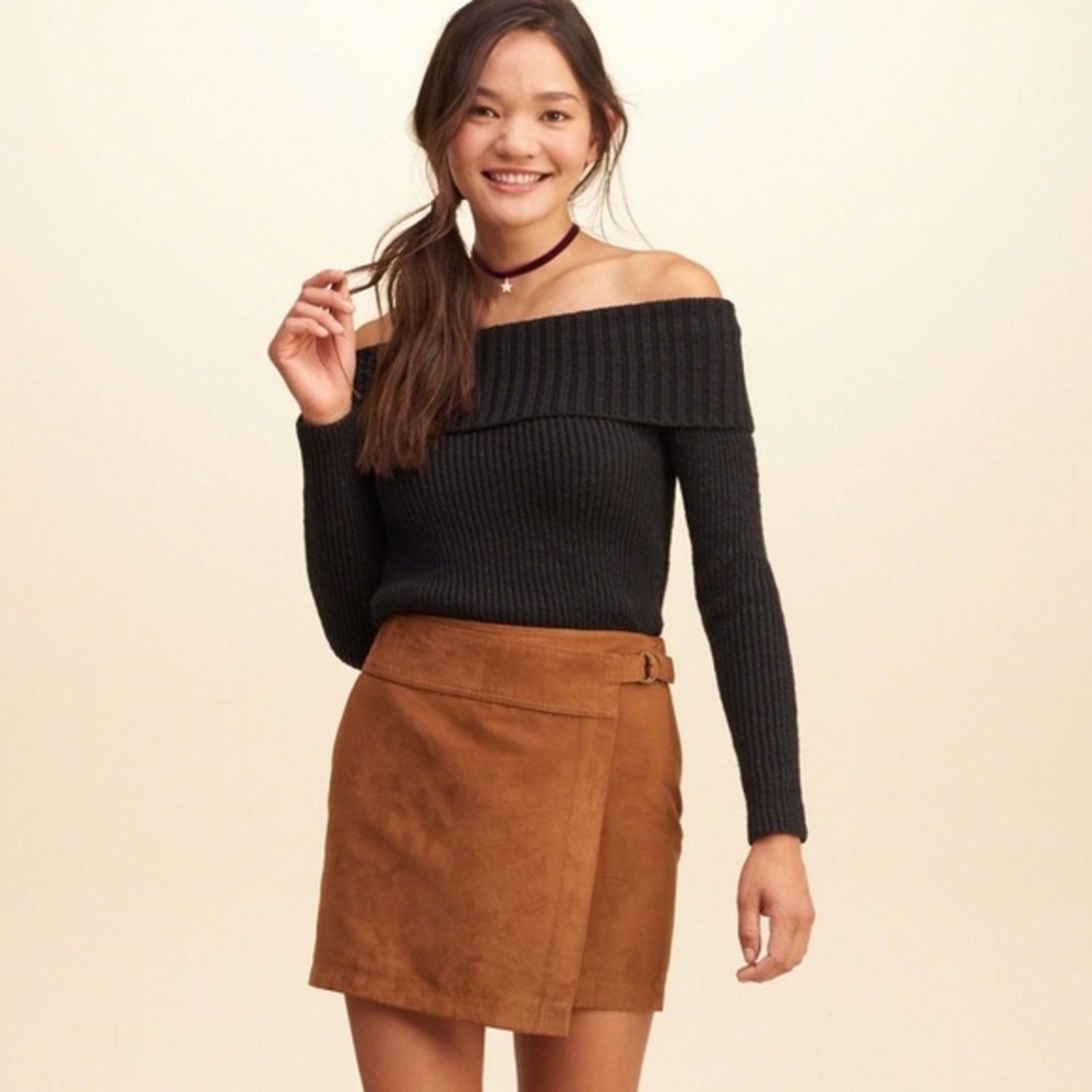 🖤Hollister Off The Shoulder Sweater🖤